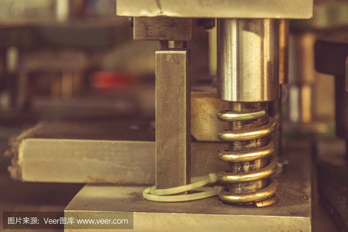 工厂机械的金属螺旋弹簧的特写